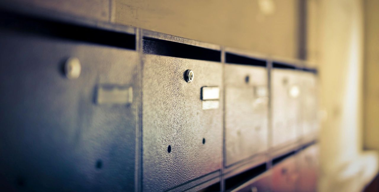 Máte správne označenú schránku, zvonček aj byt?