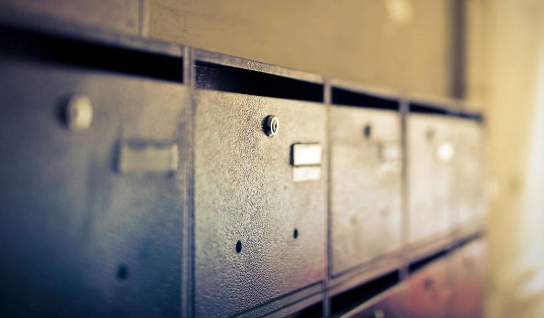 Máte správne označenú schránku, zvonček aj byt?