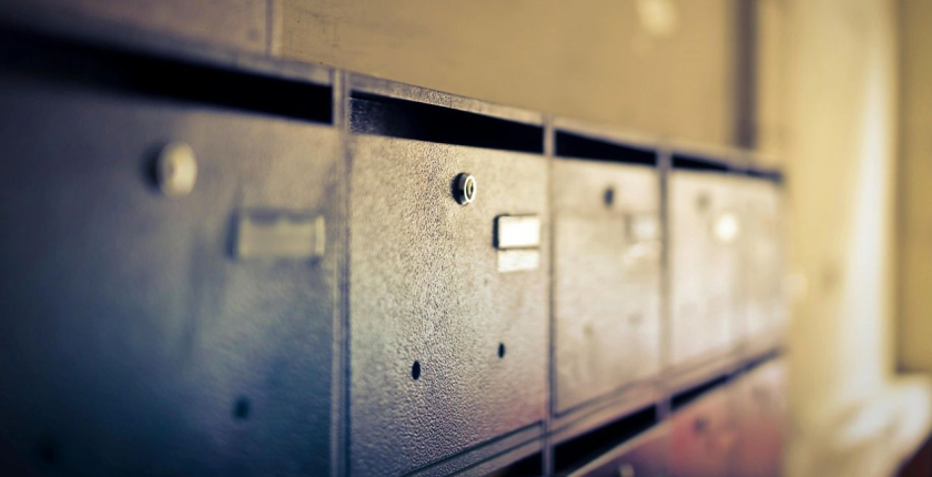 Máte správne označenú schránku, zvonček aj byt?